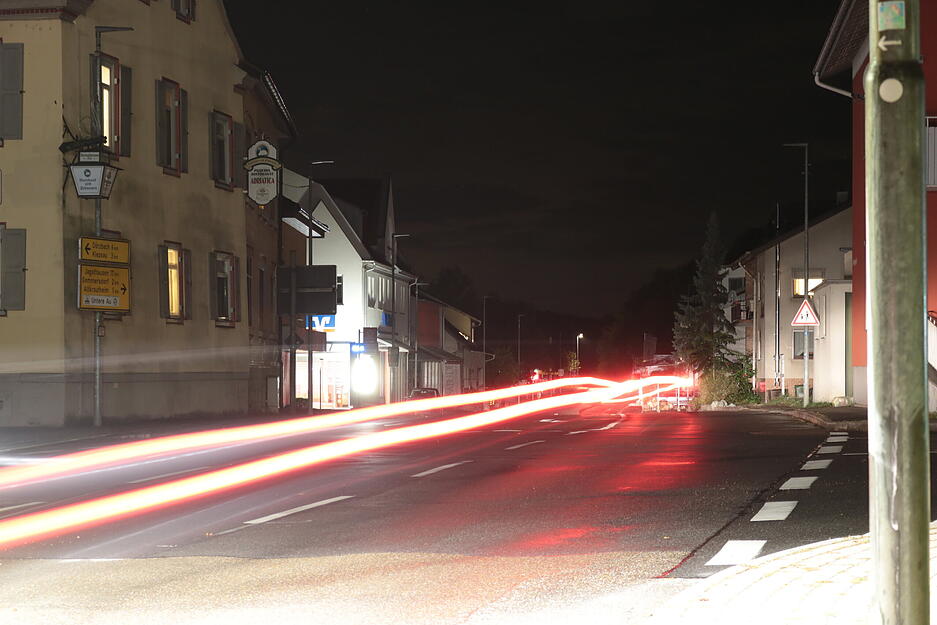 In der Mitte des Hohenloher Jagsttals liegt Krautheim, durch den Ort schlängeln sich auch in der Nacht oft Lastwagen. In diesem zehn Sekunden lang belichteten Bild ist ein Auto durchgefahren.