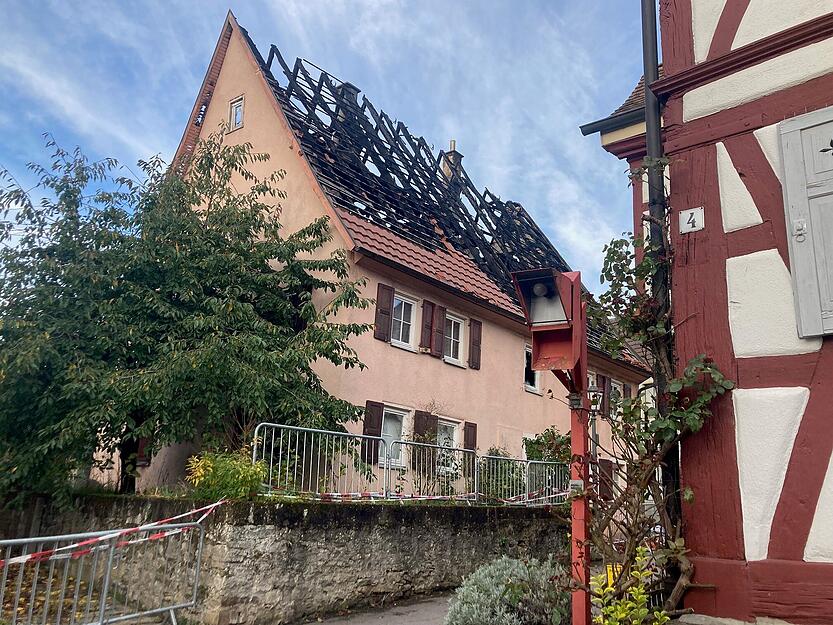 Zahlreiche Einsatzkräfte waren in der Brandnacht zum Großbrand nach Duttenberg geeilt. Alleine die Feuerwehren aus der Umgebung waren mit 55 Fahrzeugen und mehr als 280 Mann vor Ort.
