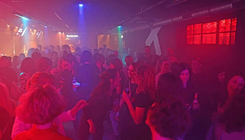 Zu ungewöhnlich früher Stunde auf der Tanzfläche: Feiervolk bei der ersten Early-Bird-Party im Mobilat.
Foto: Ralf Seidel Zu ungewöhnlich früher Stunde auf der Tanzfläche: Feiervolk bei der ersten Early-Bird-Party im Mobilat.
Foto: Ralf Seidel