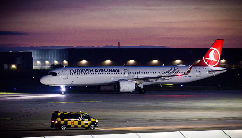 Ein Flugzeug rollt &uuml;ber das Flugfeld vom Flughafen Hannover-Langenhagen. Afghanen mit Aufnahmezusage sollen mit dem Linienflug ankommen sein.
