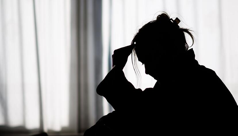 Viele junge Menschen nutzen KI-Chatbots, um &uuml;ber seelische Probleme zu sprechen &ndash; Experten warnen vor Risiken. (Symbolbild)