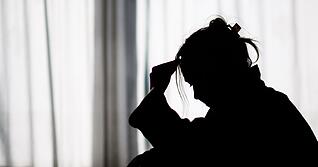 Viele junge Menschen nutzen KI-Chatbots, um &uuml;ber seelische Probleme zu sprechen &ndash; Experten warnen vor Risiken. (Symbolbild)