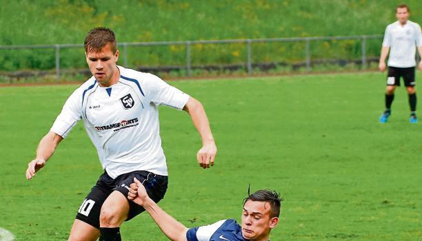 Edgart Sehfert von der SG Sindringen/Ernsbach versucht, den Vorw&auml;rtsdrang vom Satteldorfer Martin Kreiselmeyer zu stoppen.Foto: Marc Schmerbeck