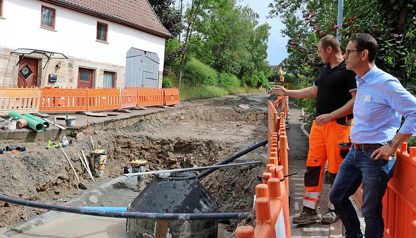 Mit schwarzem Loch in die Zukunft: Bürgermeister Markus Knobel (rechts) und Polier Ulrich Krämer inspizieren die Kanäle, die mindestens 30 Jahre halten sollen. Mit schwarzem Loch in die Zukunft: Bürgermeister Markus Knobel (rechts) und Polier Ulrich Krämer inspizieren die Kanäle, die mindestens 30 Jahre halten sollen.
