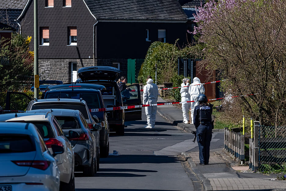 Spurensicherung und Polizei arbeiten in Weitefeld im Westerwald. Spurensicherung und Polizei arbeiten in Weitefeld im Westerwald.