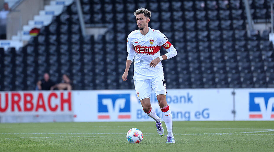 Atakan Karazor für den VfB Stuttgart im Testspiel gegen den SG Sonnenhof Großaspach seinen Auftritt auf dem Rasen.