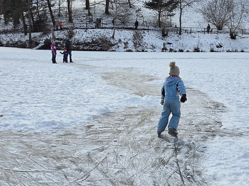 In den kommenden Tagen soll es frostig bleiben. Das Wetter d&uuml;rfte weitere Besucher an den zugefrorenen Finsterroter See locken.