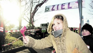 Auch Unterstützung von außen ist wichtig: Die zehn Jahre alte Lisa Queißer feuert im Zielbereich vor allem Mama und Papa an. Aber auch für andere Läufer dreht das Mädchen die Plastikrätsche. Auch Unterstützung von außen ist wichtig: Die zehn Jahre alte Lisa Queißer feuert im Zielbereich vor allem Mama und Papa an. Aber auch für andere Läufer dreht das Mädchen die Plastikrätsche.