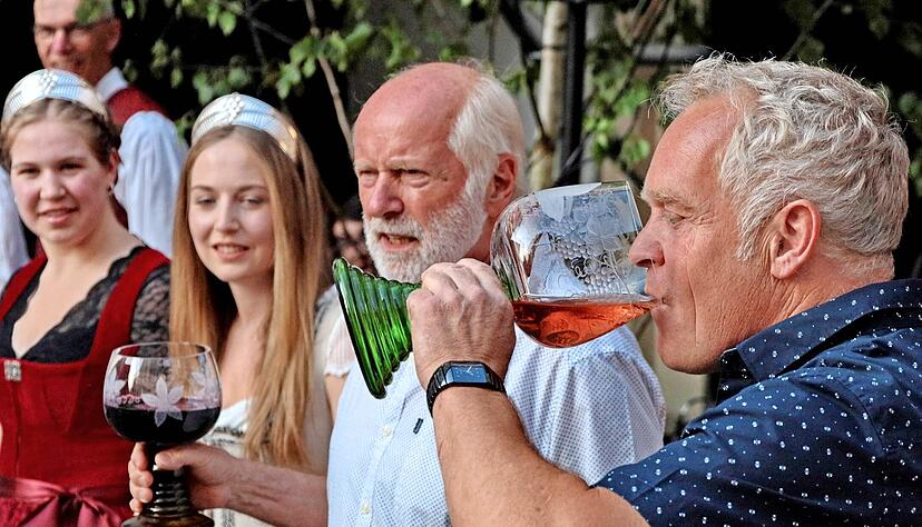 Die Winzertanzgruppe eröffnete den Reigen (links). Den ersten Schluck nahm Bürgermeister Michael Bauer selbst (rechts) unter den Augen der Weinprinzessinnen Victoria und Franziska (von links) und Ulrich Baum.