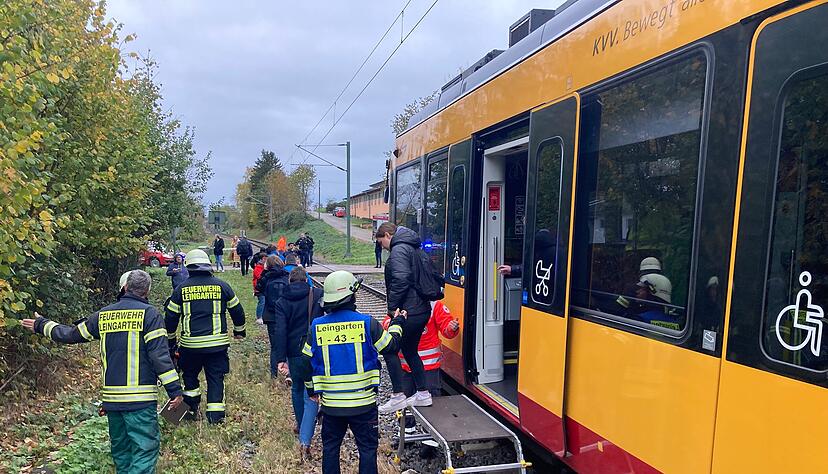 Die Insassen verlassen die Bahn. Sie werden von einem Bus abgeholt.