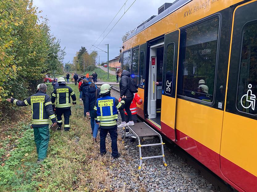 Die Insassen verlassen die Bahn. Sie werden von einem Bus abgeholt.