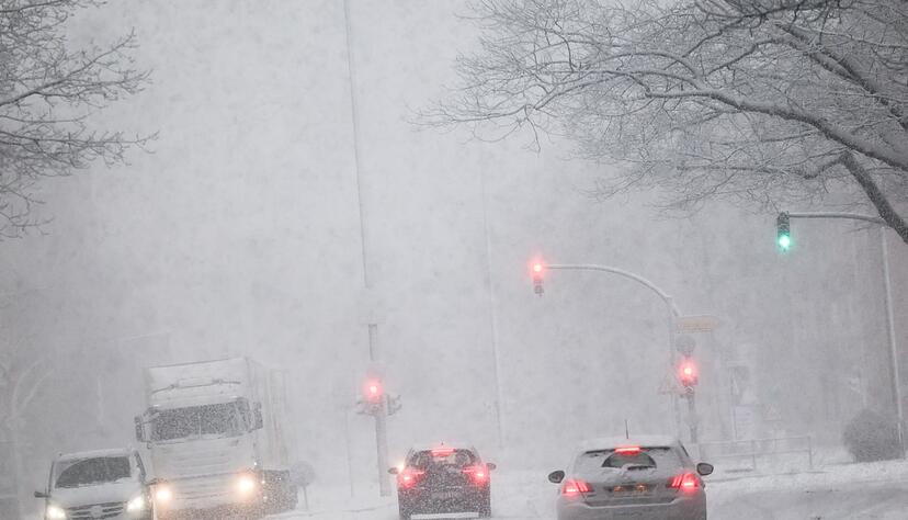 Starker Schneefall in Hamburg: Gefrierender Regen sorgt laut Deutschem Wetterdienst f&uuml;r Glatteisgefahr im gesamten Bundesgebiet.