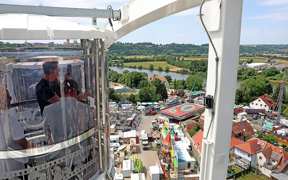 Rummel pur – Fahrgeschäfte wie das Riesenrad sorgen auf dem Festgelände für Nervenkitzel.