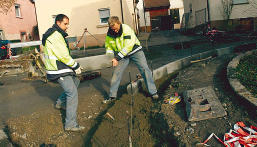 Hauruck: In der Rosenstra&szlig;e und im Rosenberg werden die Bordsteinkanten gesetzt. Bis 15. Dezember soll der Umbau abgeschlossen sein.