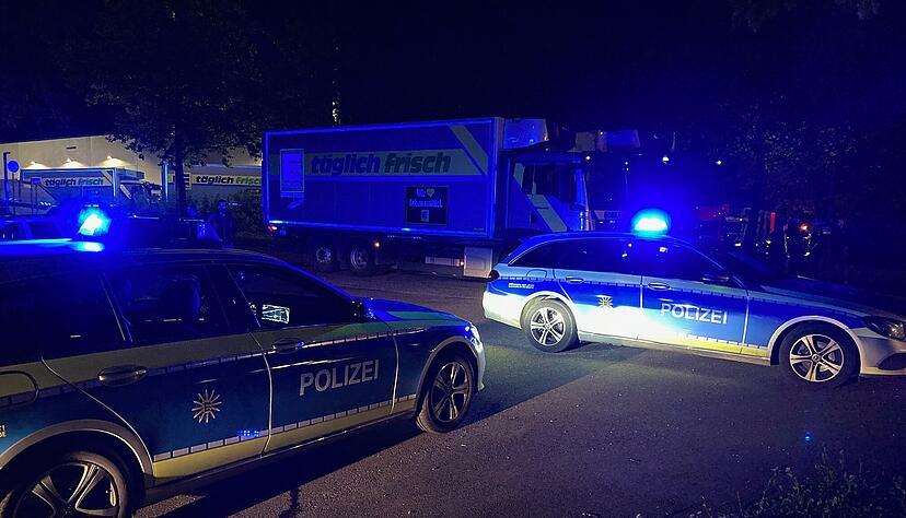 Die Polizei sichert den Weiterbetrieb der Edeka-Logistik. Die Polizei sichert den Weiterbetrieb der Edeka-Logistik.