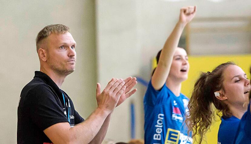 Neue Rolle für Dominic Zäh: Am Samstagabend noch Spielmacher beim Sieg der Verbandsliga-Männer, am Sonntag Interimstrainer der Drittliga-Frauen. Immerhin gelang der erste Punktgewinn der Saison.
Foto: Lina Bihr Neue Rolle für Dominic Zäh: Am Samstagabend noch Spielmacher beim Sieg der Verbandsliga-Männer, am Sonntag Interimstrainer der Drittliga-Frauen. Immerhin gelang der erste Punktgewinn der Saison.
Foto: Lina Bihr