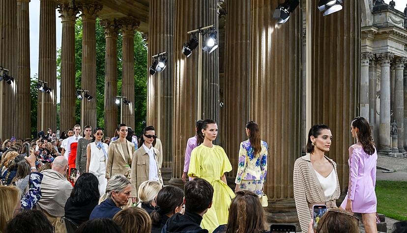 Models zeigen eine neue Kollektion vom Label Marc Cain.