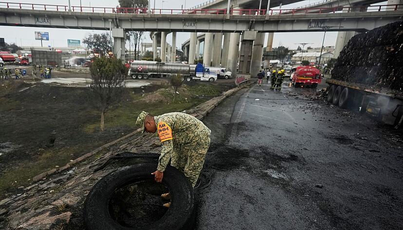Dutzende Fahrzeuge gerieten nach der Explosion in Brand.