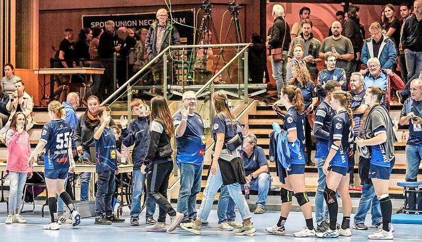 Der Weg zu den Fans war für die Spielerinnen der Sport-Union zuletzt nicht immer einfach, doch die Mannschaft genießt weiterhin den Rückhalt ihrer Anhänger. Der Weg zu den Fans war für die Spielerinnen der Sport-Union zuletzt nicht immer einfach, doch die Mannschaft genießt weiterhin den Rückhalt ihrer Anhänger.