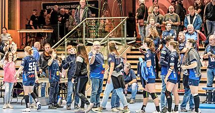 Der Weg zu den Fans war für die Spielerinnen der Sport-Union zuletzt nicht immer einfach, doch die Mannschaft genießt weiterhin den Rückhalt ihrer Anhänger.
Foto: Lina Bihr