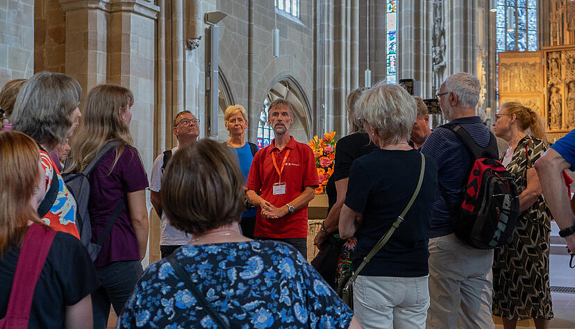 Beim Tourismus-Aktionstags der Heilbronn Marketing GmbH stand das Thema Wein im Mittelpunkt. Bei einer Führung in der Kilianskirche schickte Chris Männicke die Teilnehmer auf die Suche nach Weinsymbolen.