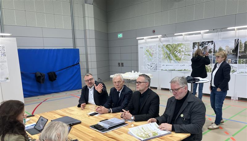 In Heilbronn stellen die Verantwortlichen, darunter OB Harry Mergel (zweiter von links) die Pläne für die Campus-Erweiterung vor. In Heilbronn stellen die Verantwortlichen, darunter OB Harry Mergel (zweiter von links) die Pläne für die Campus-Erweiterung vor.