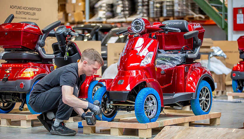 Die Auslieferung der Econelo-Fahrzeuge l&auml;uft nun &uuml;ber in N&uuml;rnberg. Dort werden sie gepr&uuml;ft, neu verpackt und f&uuml;r den Versand freigegeben.