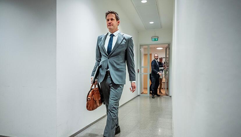 Staatsanwalt Sturla Henriksb&oslash; befragte den Sohn der norwegischen Kronprinzessin im Gerichtssaal.