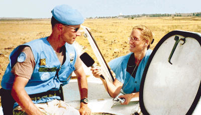 In ihrem Element und bei der Arbeit: Die gebürtige Heilbronnerin Kristin Helberg interviewt einen UN-Soldaten im Nahen Osten.Foto: privat