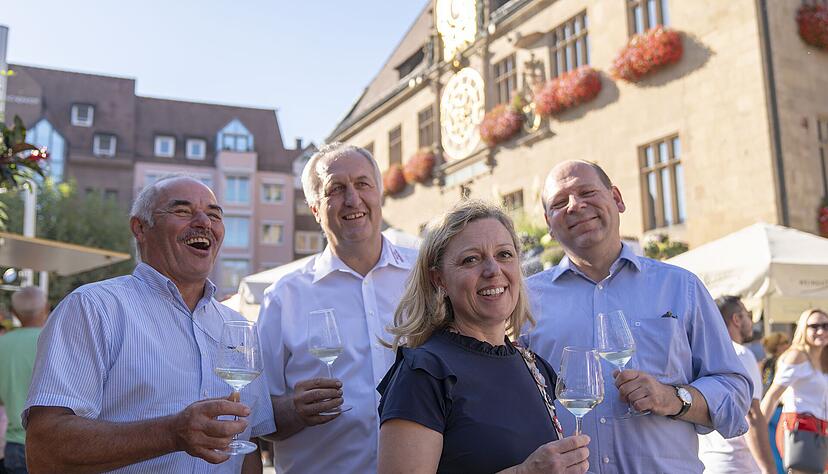 Natalie Lumpp auf Württemberg-Recherche mit (von links) den Wengertern Martin Heinrich und Justin Kircher sowie dem neuen WG-Chef Michael Eißler.
Foto: Jürgen Häffner Natalie Lumpp auf Württemberg-Recherche mit (von links) den Wengertern Martin Heinrich und Justin Kircher sowie dem neuen WG-Chef Michael Eißler.
Foto: Jürgen Häffner