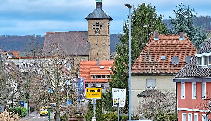 Egal, aus welcher Richtung man kommt: Die evangelische Ulrichskirche rückt immer als erstes ins Blickfeld. Das Sandsteingebäude prägt das Bild der rund 3000 Einwohner großen Weinbaugemeinde.
Fotos: Dennis Mugler, Archiv/Tschürtz Egal, aus welcher Richtung man kommt: Die evangelische Ulrichskirche rückt immer als erstes ins Blickfeld. Das Sandsteingebäude prägt das Bild der rund 3000 Einwohner großen Weinbaugemeinde.
Fotos: Dennis Mugler, Archiv/Tschürtz