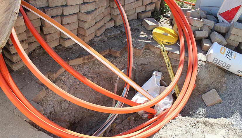 Ob die Kabel fürs Hochgeschwindigkeits-Internet bald auch im Kupferzeller 190-Einwohner-Teilort verlegt werden? Die Einwohner fühlen sich ignoriert.
Foto: Archiv/Riecker Ob die Kabel fürs Hochgeschwindigkeits-Internet bald auch im Kupferzeller 190-Einwohner-Teilort verlegt werden? Die Einwohner fühlen sich ignoriert.
Foto: Archiv/Riecker