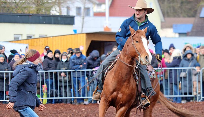 Beim Westernreiten war viel Bewegung drin, hier simuliert eine junge Frau eine Kuh. Beim Westernreiten war viel Bewegung drin, hier simuliert eine junge Frau eine Kuh.
