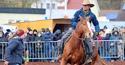 Die Pferde-Vorführungen begannen am Mittag. Beim Westernreiten war viel Bewegung drin, hier simuliert eine junge Frau eine Kuh.