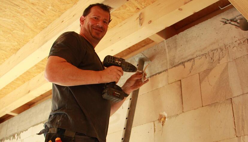 Uwe Schenkel bereitet das Verlegen von Stromkabeln vor.