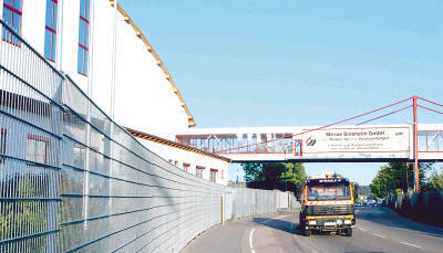Noch steht auf der Brücke, die über die Neulandstraße zur Halle 6 führt: Messe Sinsheim GmbH - Der Partner für Ihre Veranstaltungen. Welche das konkret sind, muss die Zukunft zeigen. (Fotos: Rudolf Landauer) Noch steht auf der Brücke, die über die Neulandstraße zur Halle 6 führt: Messe Sinsheim GmbH - Der Partner für Ihre Veranstaltungen. Welche das konkret sind, muss die Zukunft zeigen. (Fotos: Rudolf Landauer)