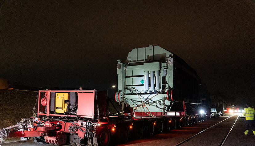 Der Trafo-Schwertransport hat in der Nacht auf Freitag das SuedLink-Umspannwerk in Leingarten erreicht.