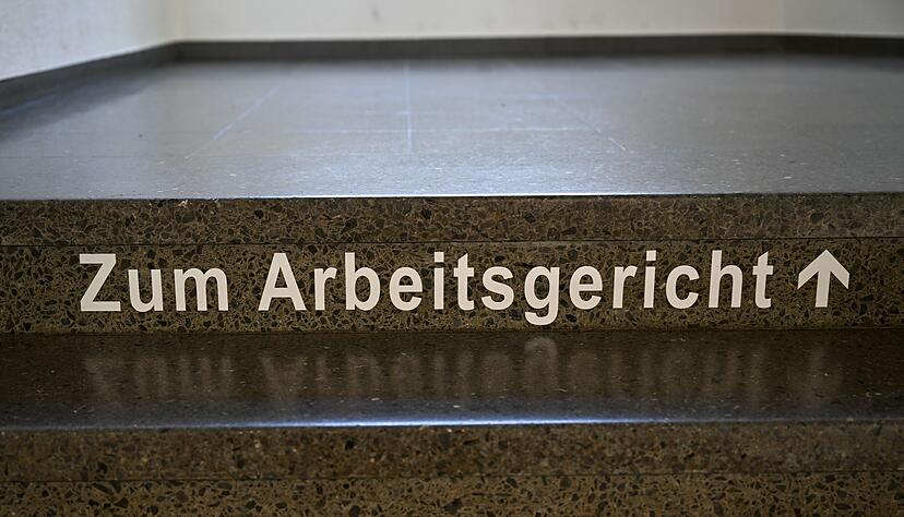 Arbeitnehmende können gegen eine Verdachtskündigung vor dem Arbeitsgericht klagen. Arbeitnehmende können gegen eine Verdachtskündigung vor dem Arbeitsgericht klagen.