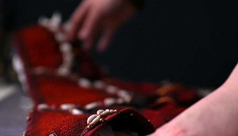 Der Stoff wird extra eingef&auml;rbt, um ihn benutzt aussehen zu lassen.