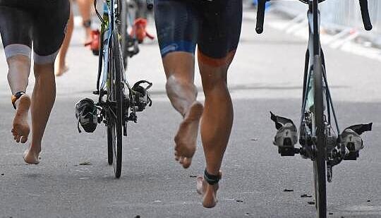Auch in der Wechselzone sind Triathleten flott, um keine Zeit herzuschenken. Auch in der Wechselzone sind Triathleten flott, um keine Zeit herzuschenken.