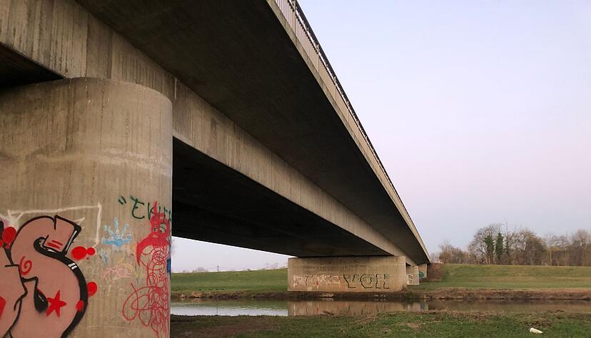 Der S&uuml;dwesten sch&uuml;tzt gef&auml;hrdete Br&uuml;cken mit Beschr&auml;nkungen f&uuml;r den Schwerverkehr.