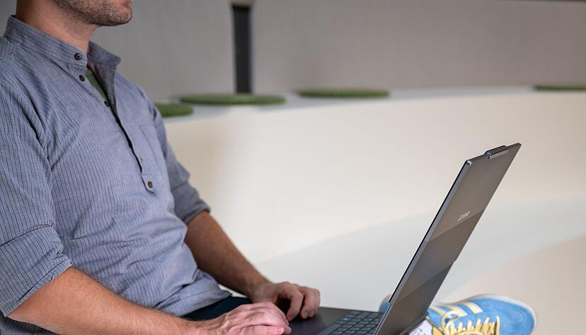 So laaaaaaaaaaang: Auf Knopfdruck f&auml;hrt das Display des Thinkbook Plus G6 Rollable nach oben aus dem Ger&auml;t heraus und bietet mehr Bildschirmfl&auml;che.