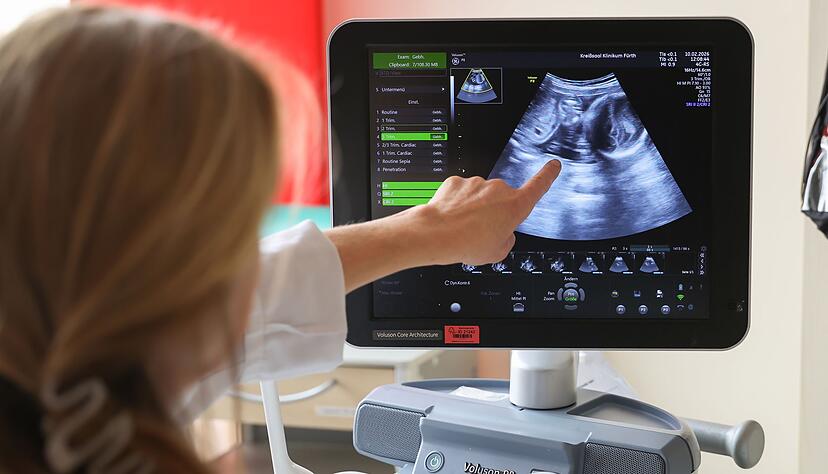 Auf dem Ultraschallbild ist laut der &Auml;rztin zu sehen, dass Jasmin Schmidt wieder Zwillingsm&auml;dchen bekommt.