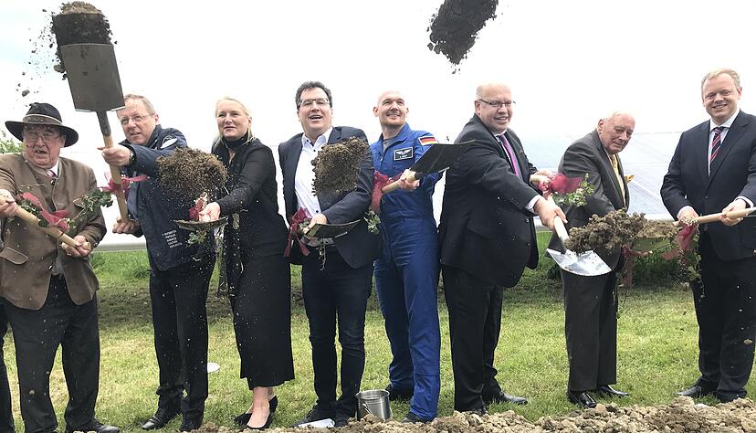 Beim ersten Spatenstich (von links): Wolfgang von Stetten, ESA-Direktor Jan Wörner, Pascale Ehrenfreund, Vorstandsvorsitzende des DLR, Christian von Stetten, Alexander Gerst, Bundeswirtschaftsminister Peter Altmaier, Reinhold Würth und Landrat Matthias Neth. Foto: Ralf Reichert