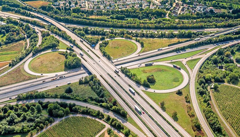 Das Kreuz Weinsberg ist einer der am st&auml;rksten frequentierten Verkehrsknotenpunkte im Land. Jetzt sollen digitale Steuerungsanlagen f&uuml;r Entlastung sorgen.
Foto: Archiv/Bitsch