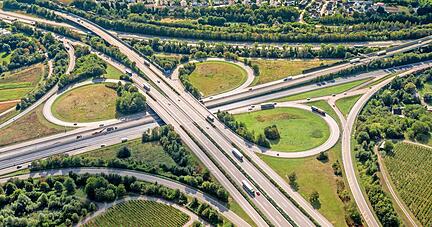 Das Kreuz Weinsberg ist einer der am st&auml;rksten frequentierten Verkehrsknotenpunkte im Land. Jetzt sollen digitale Steuerungsanlagen f&uuml;r Entlastung sorgen.
Foto: Archiv/Bitsch