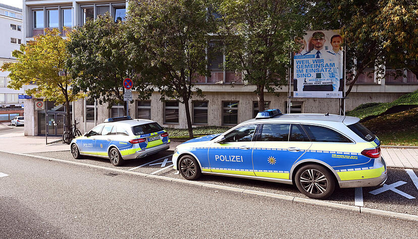 Au&szlig;enaufnahme des Polizeipr&auml;sidium Pforzheim. Nach einem m&ouml;glichen Fall von Polizeigewalt bei einem Einsatz am Wochenende hat die Polizei nach eigenen Angaben einen Betrunkenen festgenommen - dabei sei es n&ouml;tig gewesen, dessen "Widerstand mit k&ouml;rperlicher Gewalt zu brechen". Ein Video davon kursiert im Internet. Foto: dpa