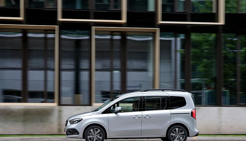 Die T-Klasse ist knapp 4,50 Meter lang. Mercedes plant zudem eine Langversion mit dritter Sitzreihe.