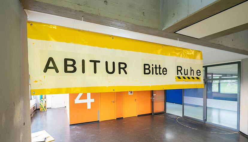 Der Schriftzug «ABITUR Bitte Ruhe» hängt während der schriftlichen Abiturprüfung in Biologie im Treppenhaus im Leibniz-Gymnasium. Der Schriftzug «ABITUR Bitte Ruhe» hängt während der schriftlichen Abiturprüfung in Biologie im Treppenhaus im Leibniz-Gymnasium.