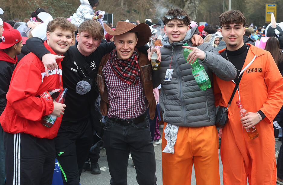 Hexen, Narren und Guggenmusiken sorgen für närrische Stimmung in der Altstadt. Hexen, Narren und Guggenmusiken sorgen für närrische Stimmung in der Altstadt.